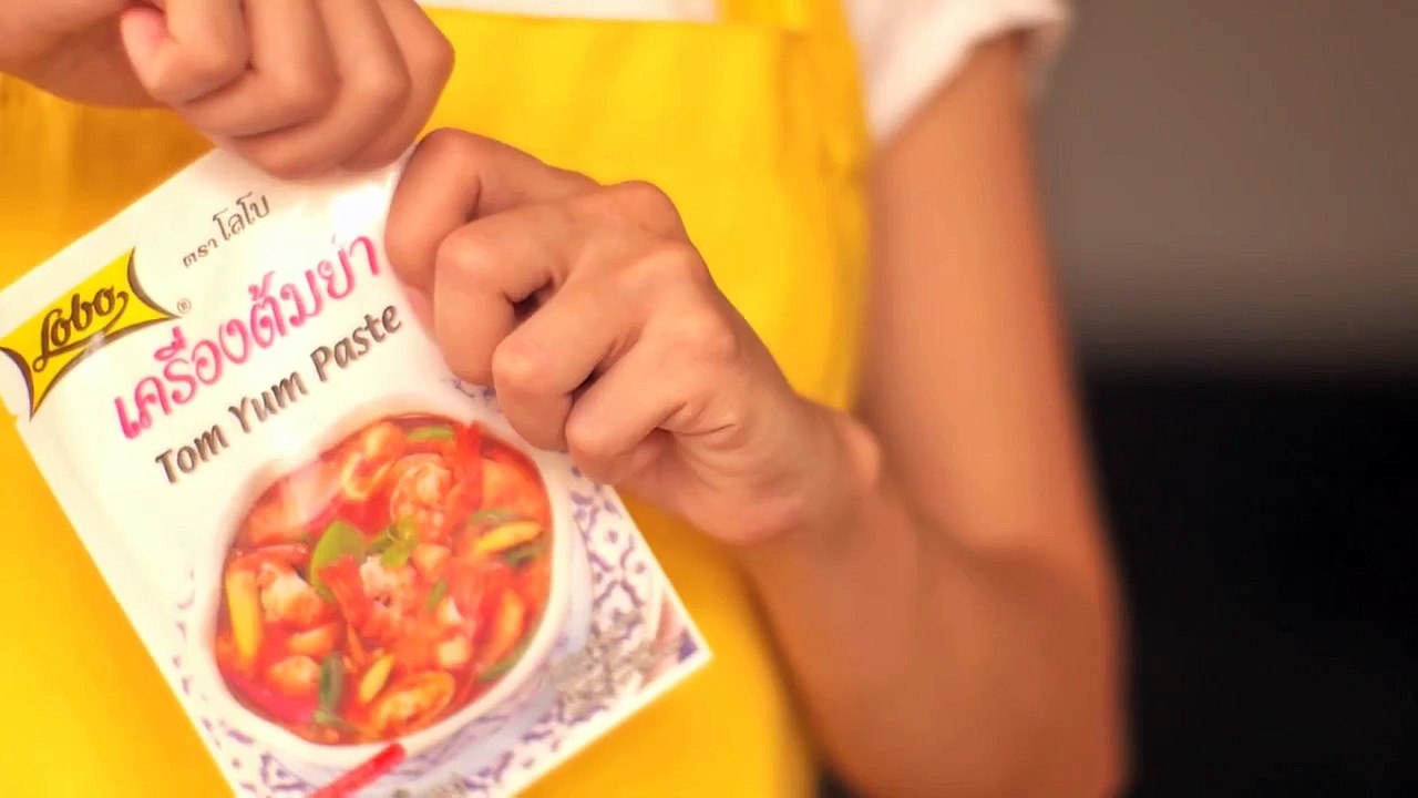 TOM YUM GOONG (TOM YUM SOUP WITH PRAWNS)