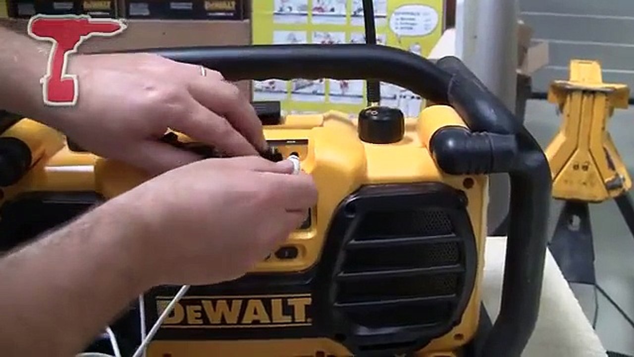 DeWalt DC013 Cordless/Corded Radio Charger
