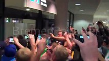 Claudio Pizarro y la multitud que lo recibió en Bremen (VIDEO)