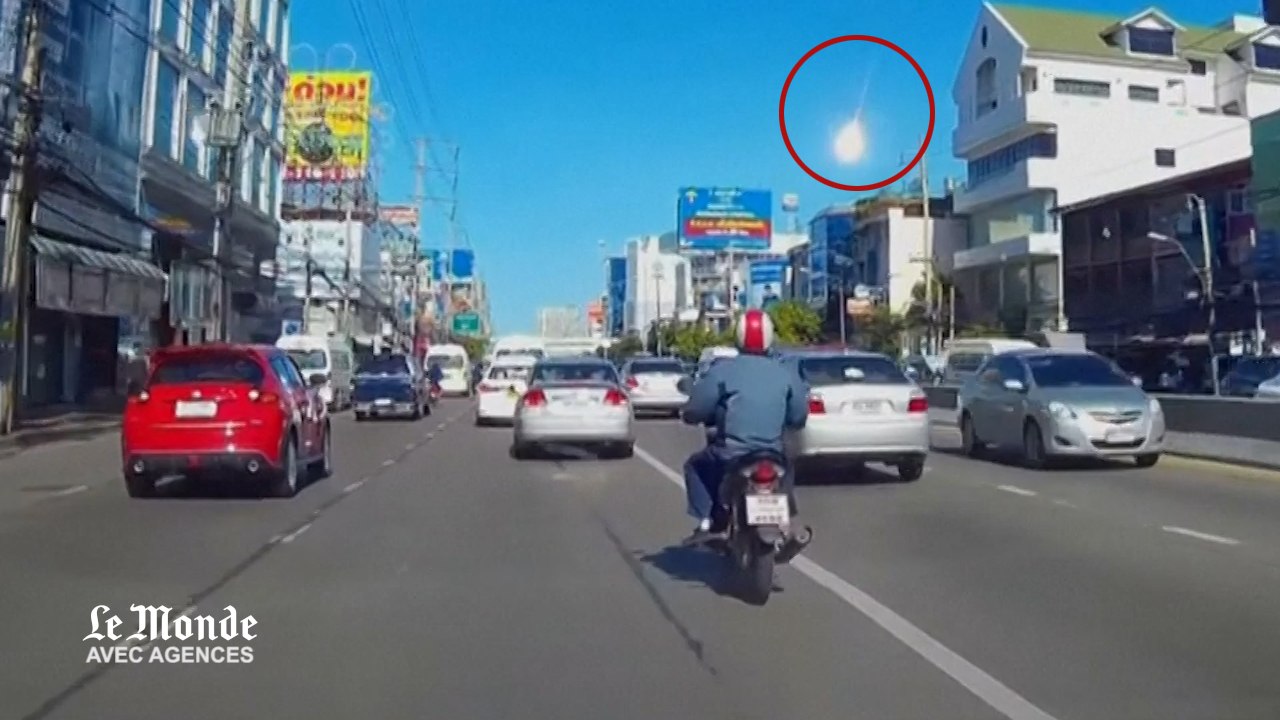 Un boule de feu traverse le ciel de thaïlande