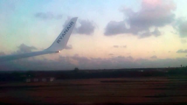 Ryanair EI-ENS extremely hard sunset landing in Alicante 17th August *shortened version*