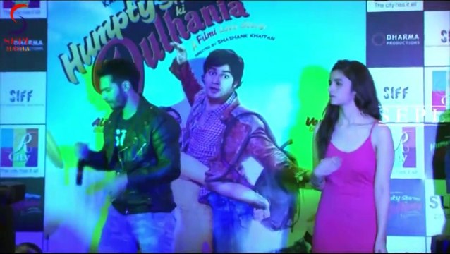 Alia Bhatt Caught ADJUSTING Her Little Assets in BRALESS Gown