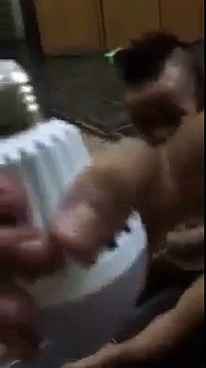 Sự thật cậu bé có khả năng phát sáng bóng đèn