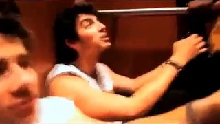 Jonas Brothers presos no elevador - Legendado