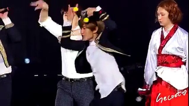 SUJU The youngest kyuhyun looks tired meanwhile look at heechul and leeteuk