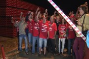 Trabajadores de Coca Cola celebran vuelta al trabajo