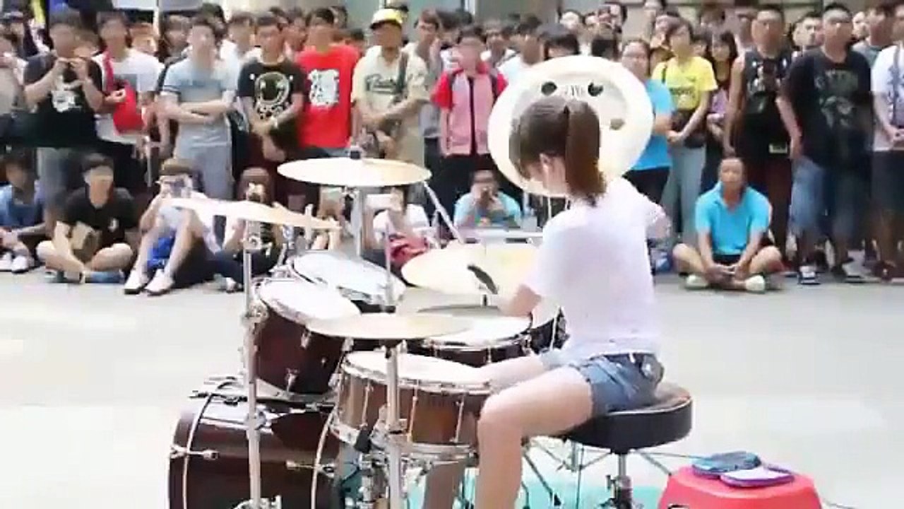 Cô gái xinh đẹp trổ tài đánh trống cực đỉnh