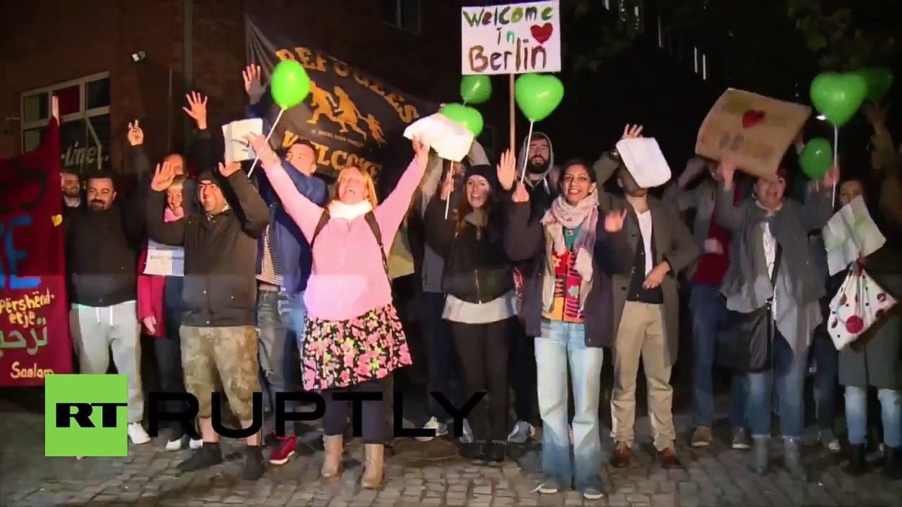 Berliners warmly welcome arrival of busloads of refugees