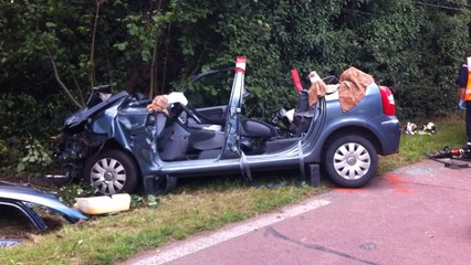 Accident de la route, le véhicule découpé