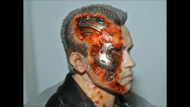 TERMINATOR 2-JUDGMENT DAY-Action Figure 1/6 th T-800 Battle Damaged-Hot Toys+Rapid-Fire Machine Gun