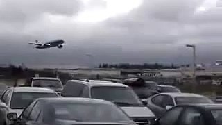 Boeing 777-300 Low Pass