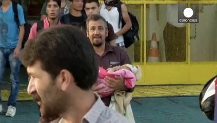 Tải video: Rund 12.000 Migranten werden von Lesbos nach Athen gebracht