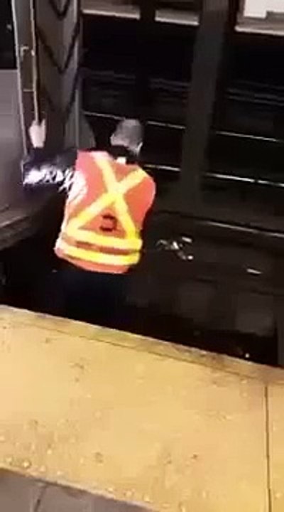 A powerful electric shock in the subway   Мощнейший удар током в метро