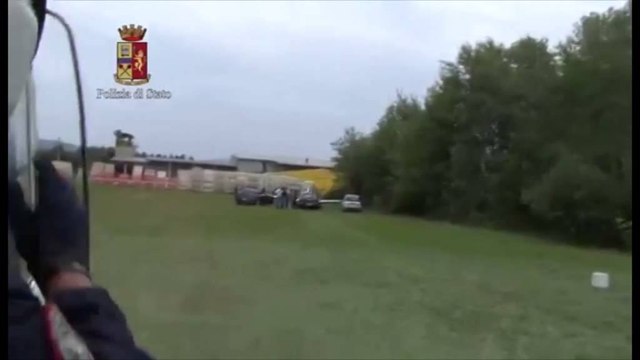 Kapet tjetër avion i vogël me drogë nga Shqipëria, ja momenti i arrestimit - Ora News-