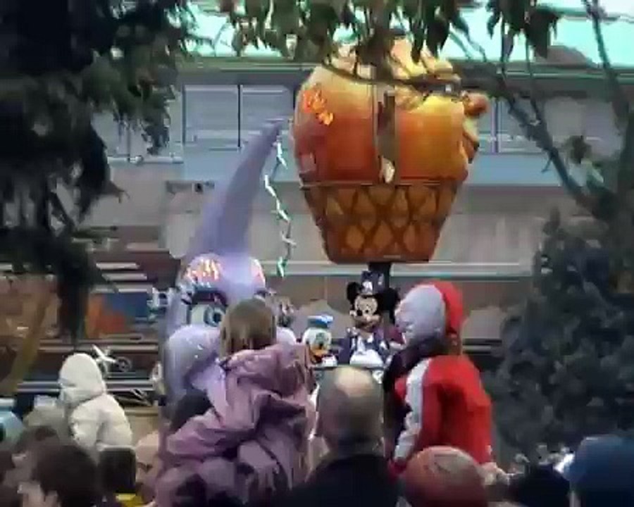 Disneyland Paris Christmas Parade 2007 Part 1