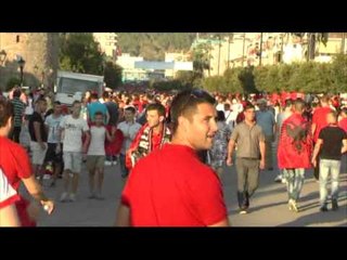 Tifozët kuq e zi në Kishën e Shën Mërisë në Elbasan