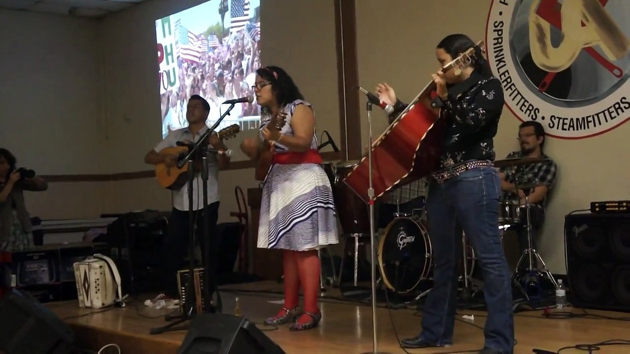 La Santa Cecilia - En El Ultimo Trago