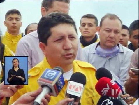 Dos bomberos mueren al combatir incendio en Puembo