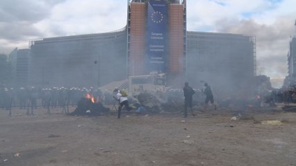 Scènes d'affrontements entre agriculteurs en colère et forces de l'ordre au rond-point Schuman