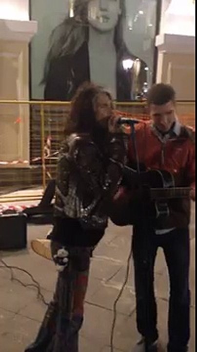 Steven Tyler de Aerosmith cantó junto a un artista callejero en Moscú