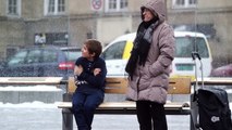 طفل في النرويج يعاني من شدة البرد شاهد ماذا كانت ردة فعل الناس !!!!!!