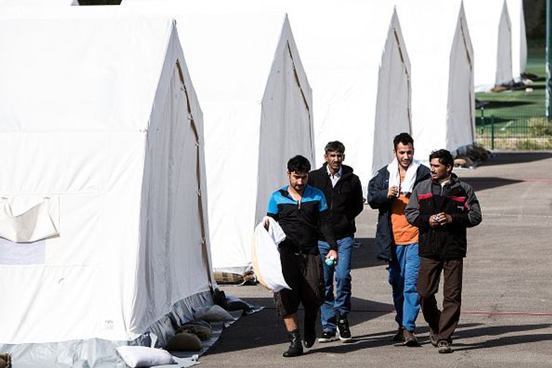 Share migrant burden, Germany tells neighbors; Britain to take in 20,000