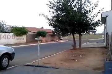 Il trouve un billet de 100$ puis se tape la honte de sa vie !