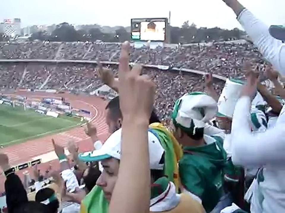الجمهور الجزائري عند سماع أذان المغرب في ستاد القاهرة