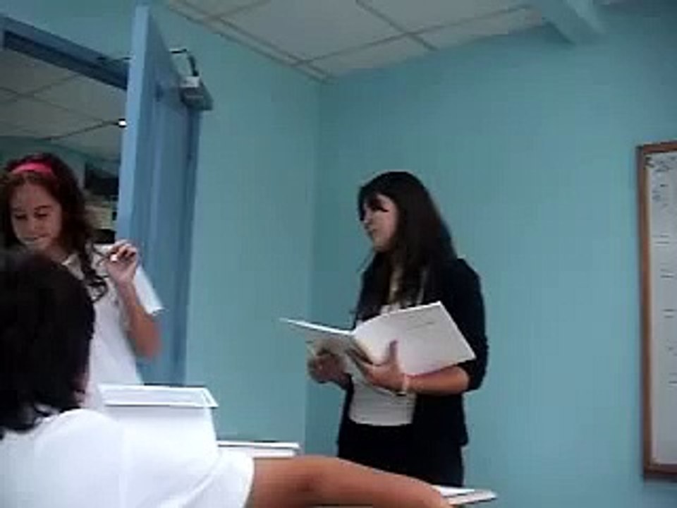 la clase de una maestra en una escuela