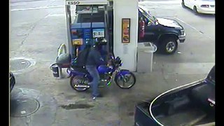 Woman gets purse stolen from car in broad daylight at gas station