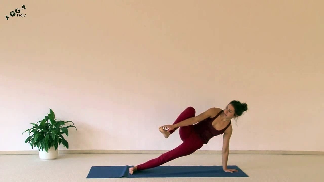 Yoga for beginners – Yoga Sun Salutations With Paradise Bird Variation