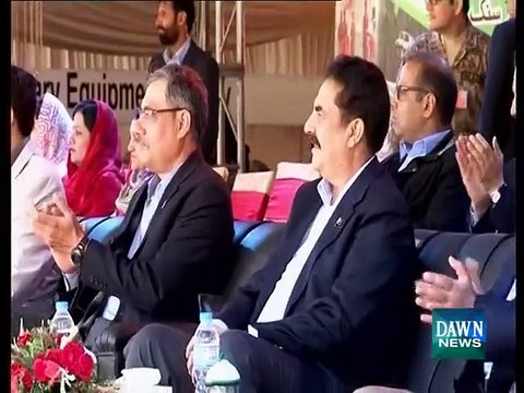 Watch What Army Chief Raheel Sharif Did After Holding The National Flag