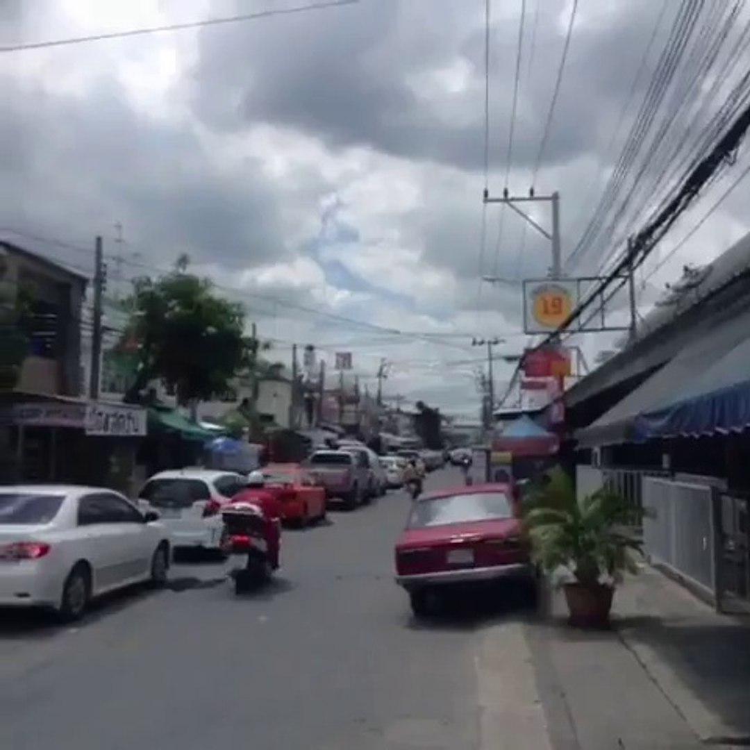 Traffic in Rattanathibet Villege during weekend