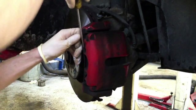 Replacing VW Golf Mk5 front brake pads and discs - How to