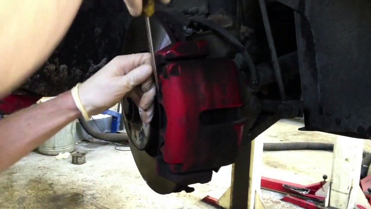 Replacing VW Golf Mk5 front brake pads and discs - "How to"