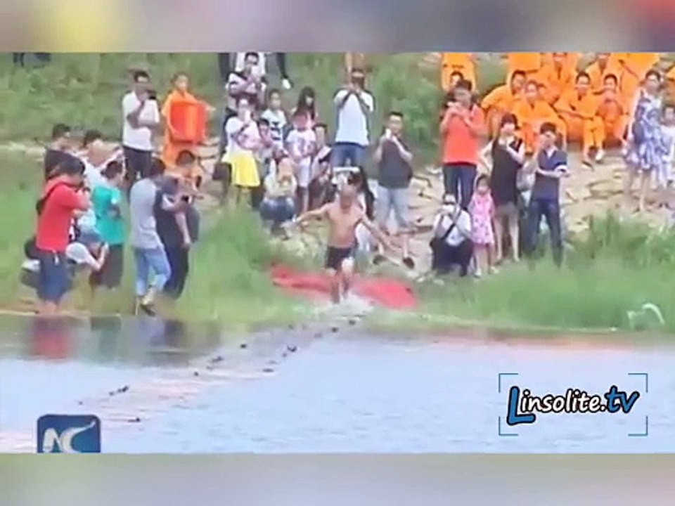 Moine marche sur l'eau