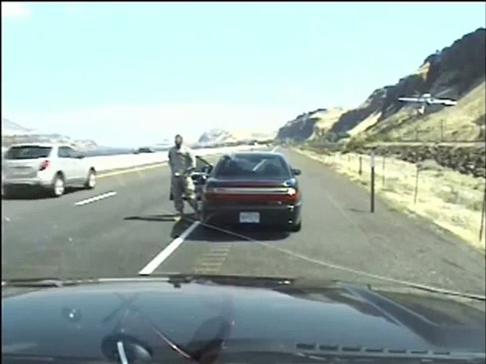 Policier US se fait tirer dessue lors d'un controle . 2013