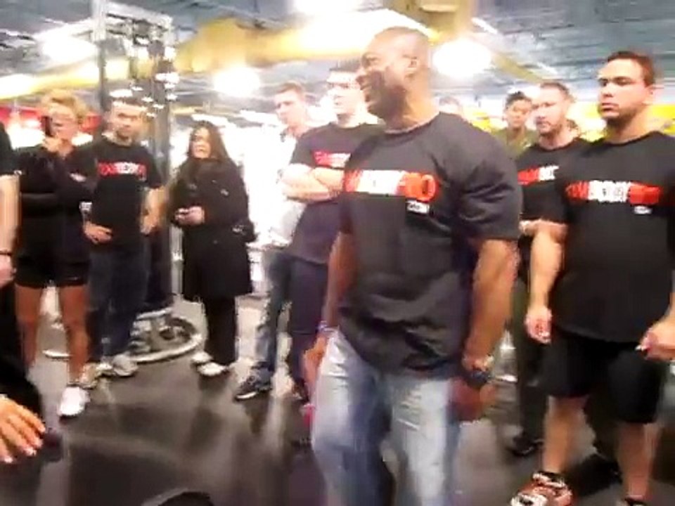 Jay cutler and team body pro with IFBB henderson Thorne showing a real Deadlift