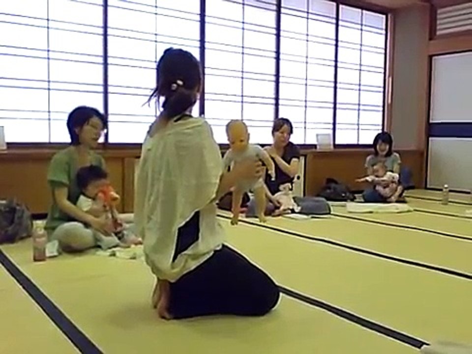 ベビーヨガで「赤ちゃんのボディセンスを高める抱き方」シークエンス