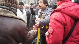 北京庭审刘晓波现场，有人散发黄丝带