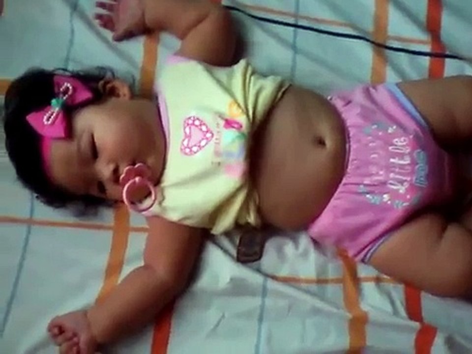 5 months old baby dancing twerk it like miley