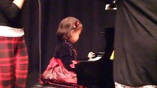 3 years old kid's piano performance 