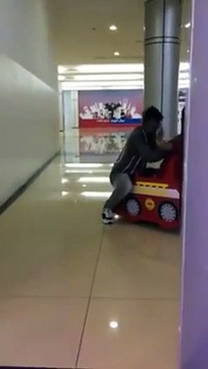 ٰIndia- This Video Of A Mall Toy Car Operator Forcibly Kissing A Child Will Scare You, Even If You Are Not A Parent