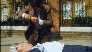 Mr. Bean gives First  Aid - FørsteHjælp