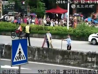 Woman waves two knives on road median