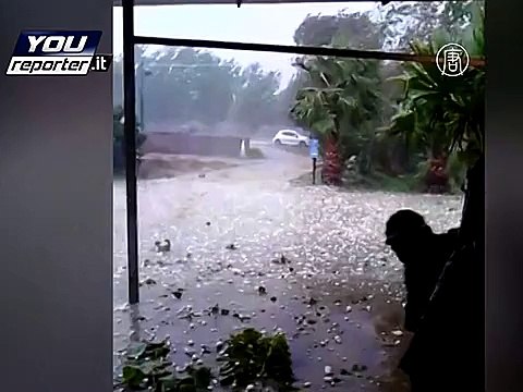 Град размером с мячик выпал в Неаполе