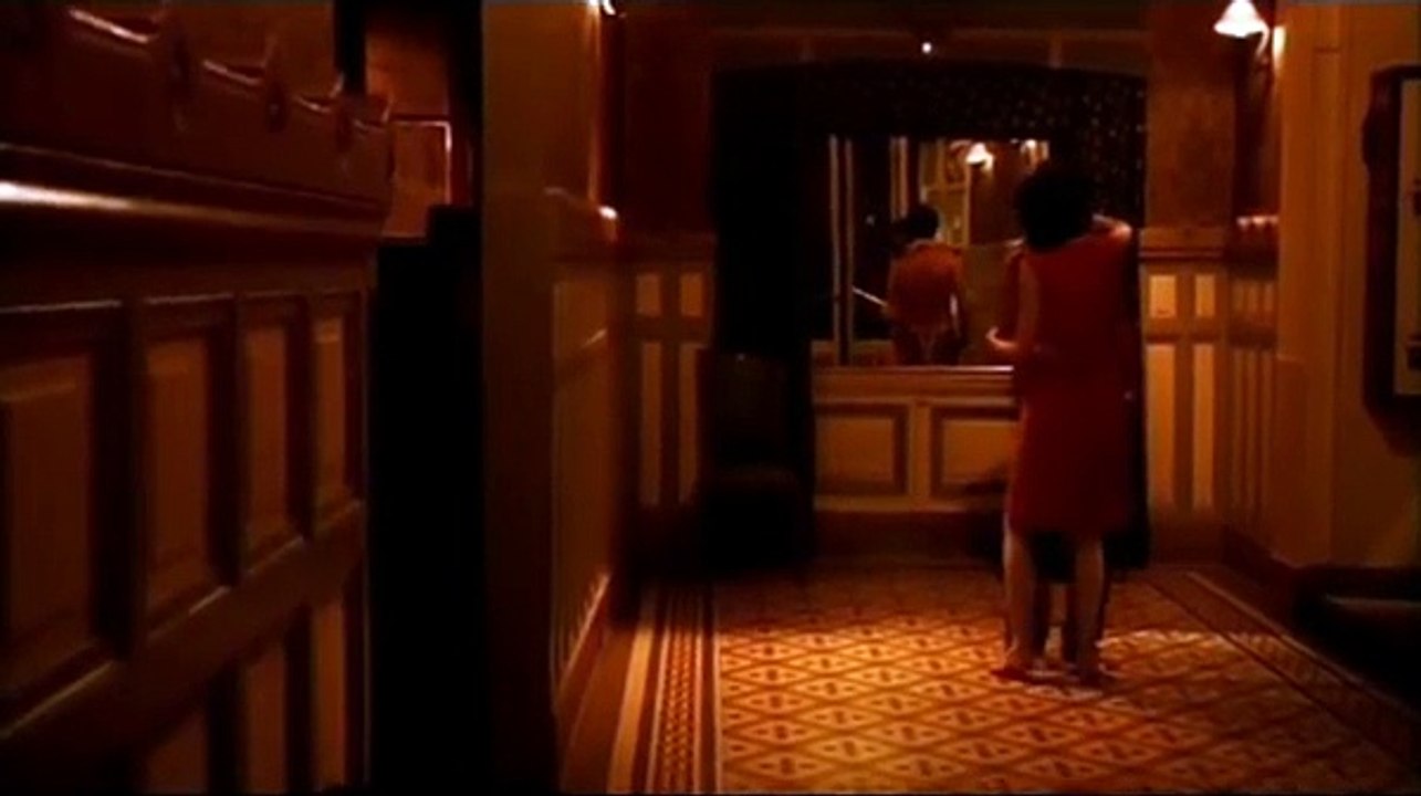 béatrice dalle en el pasillo