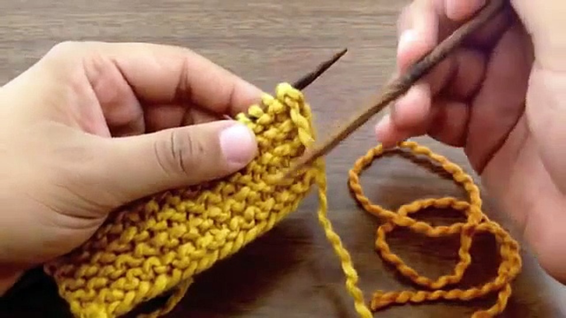 ⁣How to Knit: How to Change Color When Knitting (English Style)