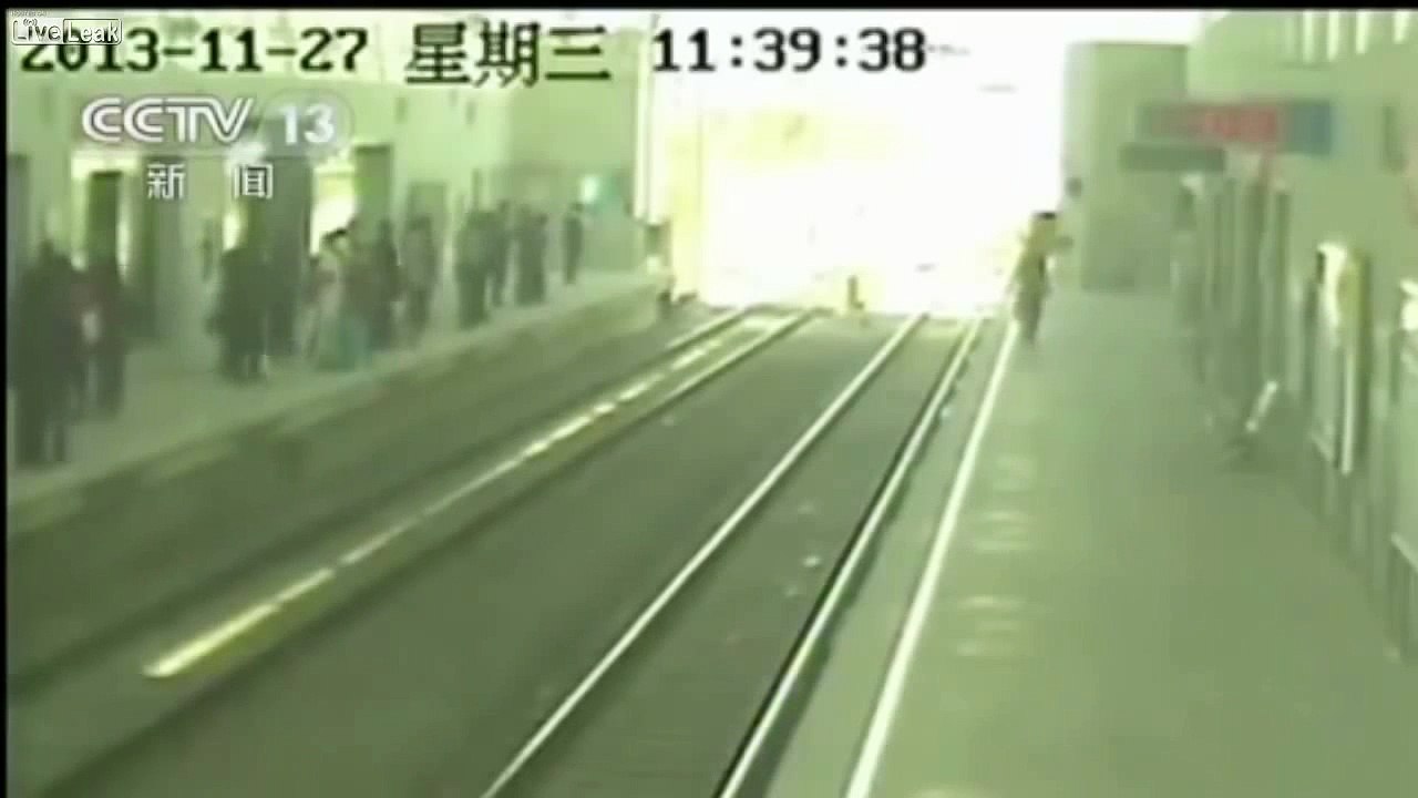 Man killed when crossing the track at train station