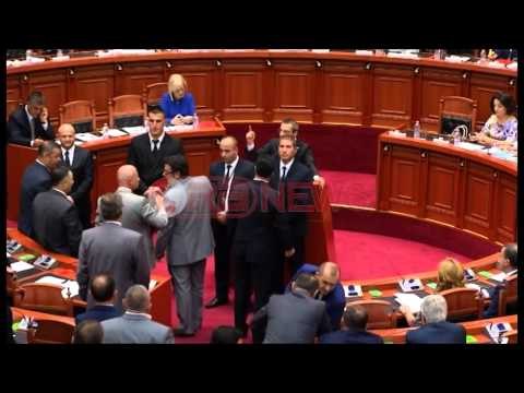 Tahiri: Avioni u nis nga Torino në Leçe - Ora News- Lajmi i fundit